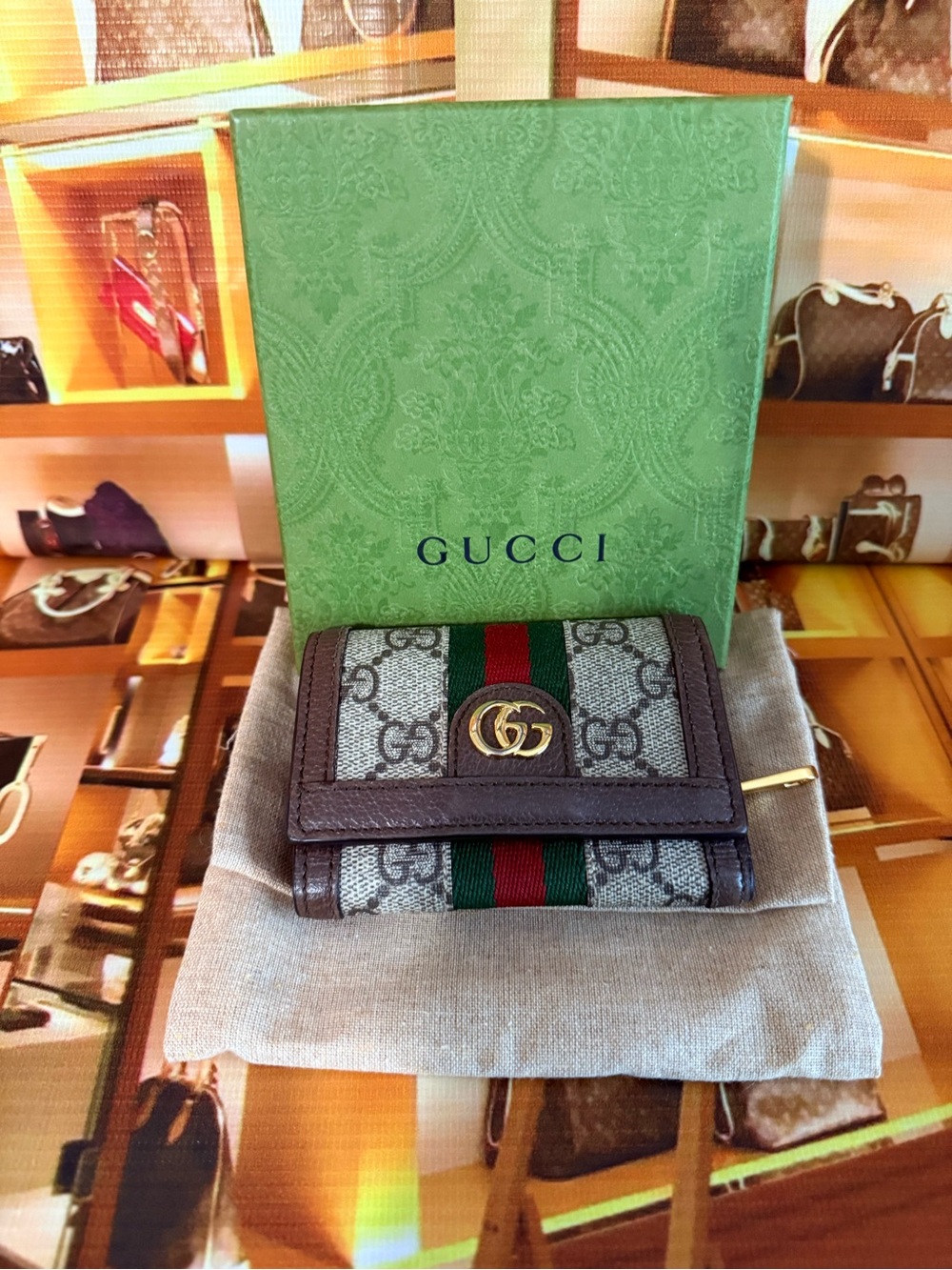 preloved authentic gucci trifold wallet with shirly line